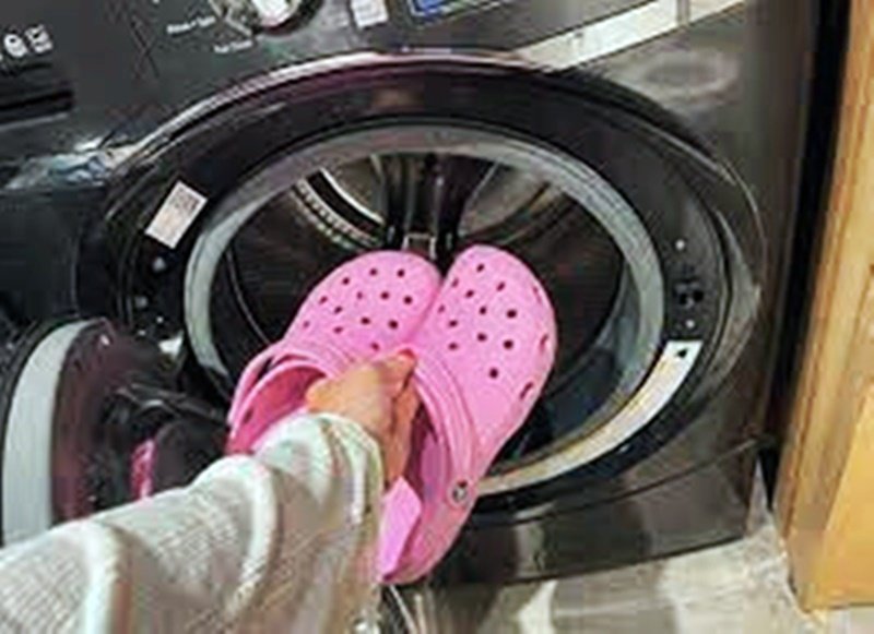 washing crocs in washing machine